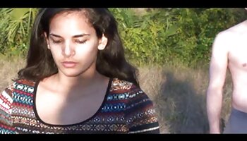 Moms người bạn ngón tay tóc ngắn ngang trán tuổi teen trong khi cô ấy chuẩn bị diner phim ses massage